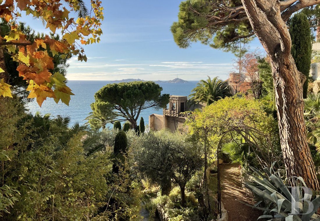 À Marseille, au cœur du Roucas-Blanc, une villa du 19ème siècle et ses spectaculaires jardins et rocailles dominant la corniche - photo  n°13